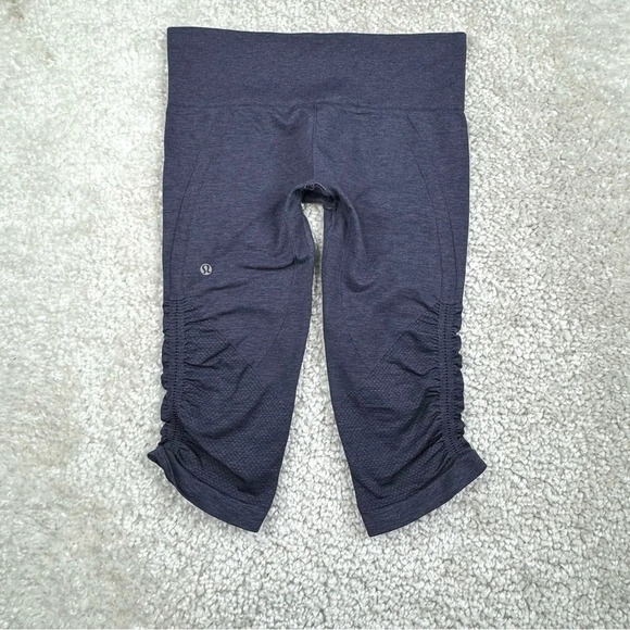 Lululemon In The Flow Crop. Ruched Cinched Legs. Heathered Deep Navy. Size 8 - Picture 4 of 12